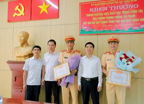 Khen thưởng lực lượng công an bắt 2 phạm nhân trốn trại