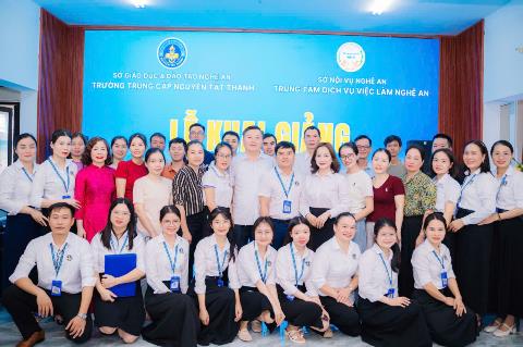 Nghệ An: Trường trung cấp Nguyễn Tất Thành phối hợp Trung tâm dịch vụ việc làm khai giảng lớp sơ cấp nghề ứng dụng AI và pha chế đồ uống