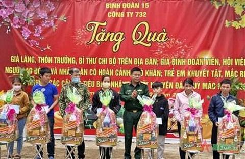 Trao 425 suất quà đến người dân khó khăn và gia đình chính sách tại Kon Tum