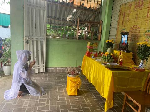 Nữ nhân viên y tế lập bàn thờ, chịu tang mẹ từ tâm dịch