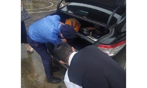 Bảo vệ Bệnh viện Đa khoa Phúc Lâm ngang nhiên khám xe của phóng viên