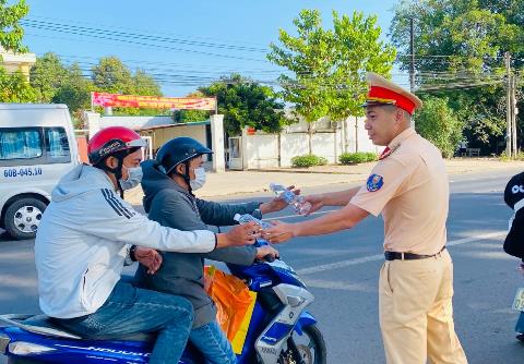 Cảnh sát giao thông Đồng Nai đồng hành cùng người dân trên mọi nẻo đường về quê đón Tết