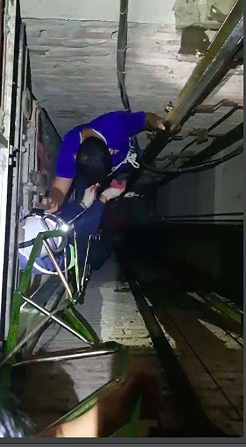 Hà Nội: Nghẹt thở giây phút giải cứu bé trai 4 tuổi rơi xuống hố thang máy