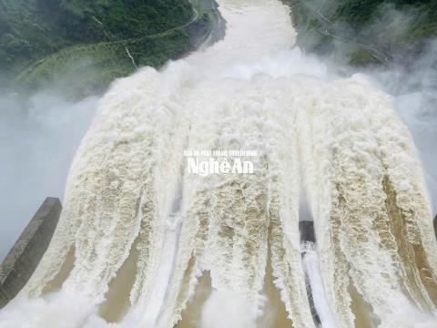 Thủy điện Bản Vẽ tăng lưu lượng xả kỷ lục, UBND tỉnh Nghệ An ra thông báo khẩn trong đêm