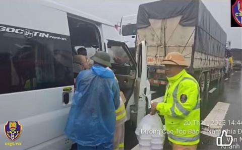 Cảnh sát giao thông phát cơm, nước uống cho lái xe bị kẹt lại trên đường do mưa bão