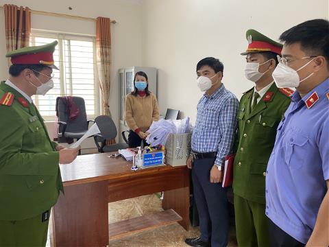 Hai công chức địa chính ở Nghệ An bị bắt vì nhận tiền làm hồ sơ đất