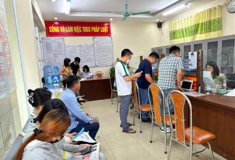 Người dân phẩn khởi đi làm thủ tục đất đai, xây dựng trong ngày đầu vận hành chính quyền địa phương 2 cấp