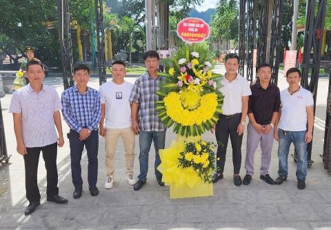 CLB Tennis Báo chí Nghệ An dâng hoa tưởng niệm các Anh hùng Liệt sĩ