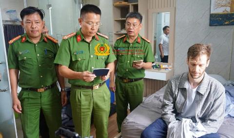Bắt giữ nghi phạm người nước ngoài cướp tiệm vàng tại Đà Nẵng sau gần 15 giờ gây án