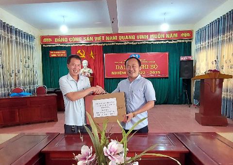 Nghệ An: Trao quà cho Trường PTDTBT – THCS Tri Lễ, huyện Quế Phong