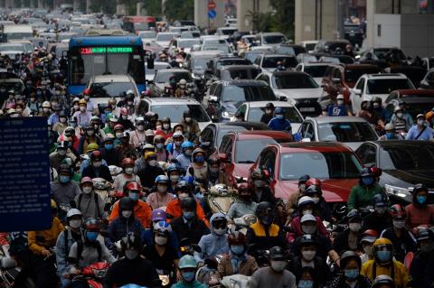 Đề xuất lập 100 trạm thu phí vào nội đô : Hà Nội cần trưng cầu ý dân