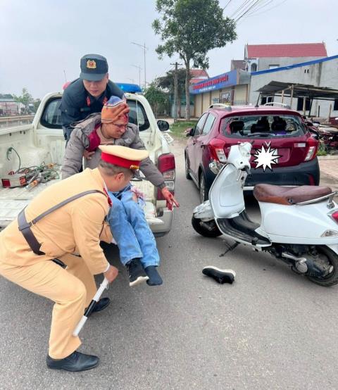 Cảnh sát giao thông kịp thời cấp cứu nạn nhân gặp tai nạn
