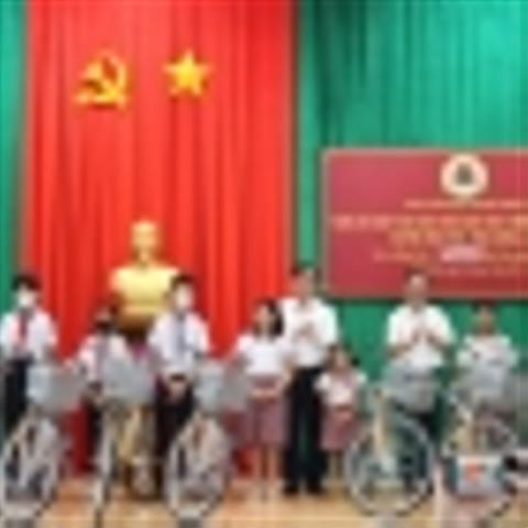 Ban Tuyên giáo Trung ương thăm, tặng xe đạp cho học sinh nghèo tại Đồng Nai