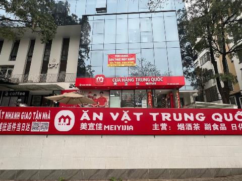 Cửa hàng Trung Quốc ngang nhiên bày bán hàng nhập khẩu mà không có nhãn phụ bằng Tiếng Việt