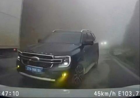 Xử phạt xe biển xanh vượt ẩu tại Lào Cai