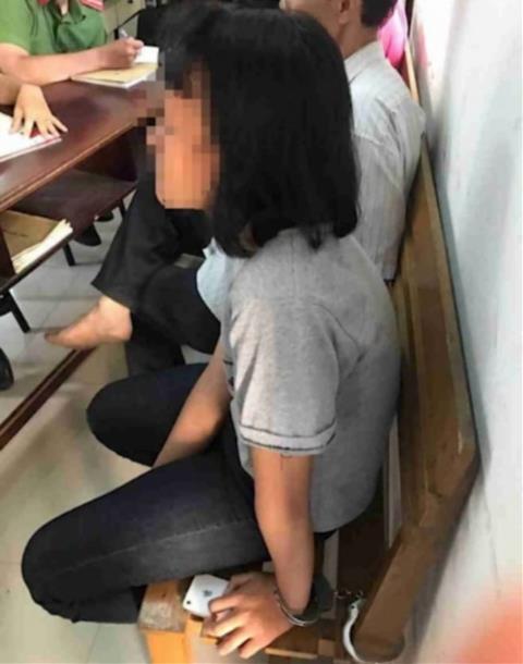 Cần làm rõ hành vi còng tay bé gái chưa đủ 13 tuổi tại tỉnh Bà Rịa Vũng Tàu  