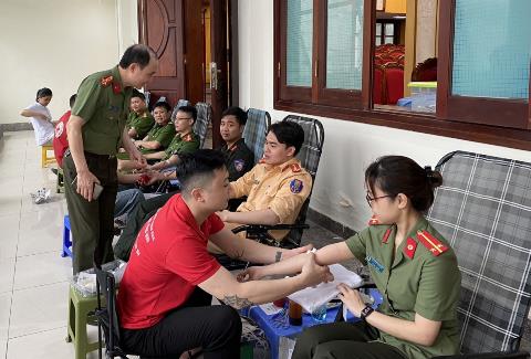 Hàng ngàn cán bộ, chiến sỹ Công an tham gia hiến máu tình nguyện