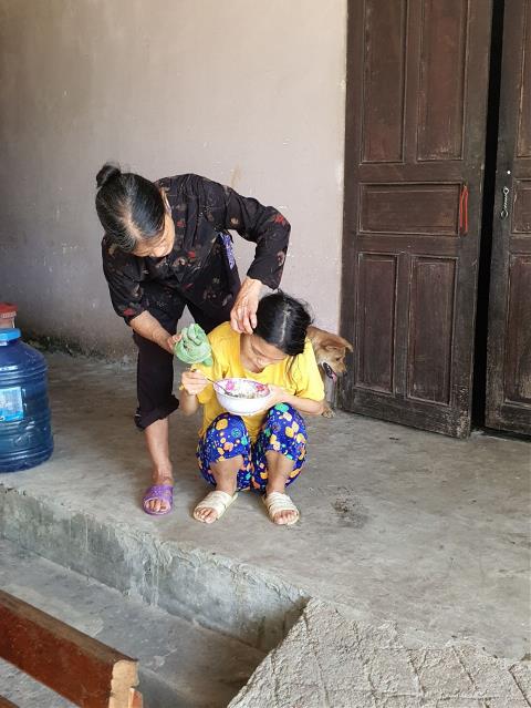 Nghệ An: Xót xa cảnh cha mẹ già nuôi 2 con tàn tật và tâm thần