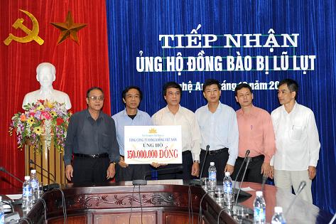 Đại diện Tổng Công ty Hàng không Việt Nam trao số tiền 150 triệu cho tỉnh Nghệ An hỗ trợ đồng bào bị bão lụt - Ảnh: SỸ MINH