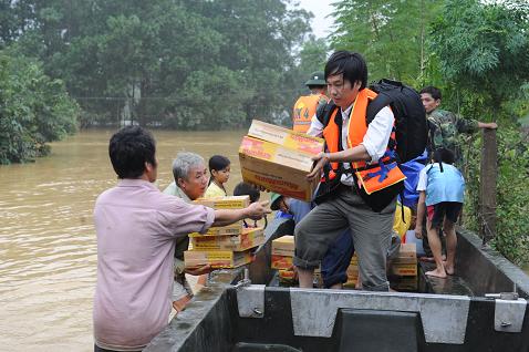 Nhà báo Sỹ Minh (báo Nghệ An) cùng tạp chí Quê hương Ngày nay đã trực tiếp trao 200 thùng mì tôm trong 4 ngày qua cho người dân vùng lũ huyện Hương Khê, tỉnh Nghệ An - Ảnh: Ngô Doanh