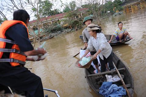 Phát cơm nắm cho dân - Ảnh: SỸ MINH