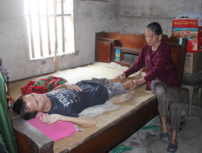 Bà Phương dù đã 73 tuổi nhưng ngày ngày vẫn phải chăm sóc đứa con trai bị bệnh liệt giường cùng 3 đứa cháu. Ảnh: TUỆ MINH