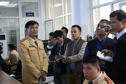 Trung tá Huỳnh Tấn Nam - Đội trưởng Đội trưởng Đội Chỉ huy giao thông và Điều khiển đèn tín hiệu giao thông Hà Nội – PC67 trả lời báo chí. 