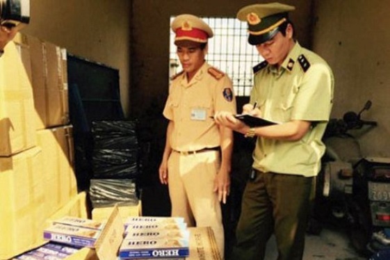 Lực lượng Cảnh sát giao thông tỉnh Thanh Hóa bắt giữ một xe container chở theo 8.700 bao thuốc lá ngoại không có giấy tờ, nguồn gốc xuất xứ.  Ảnh tư liệu