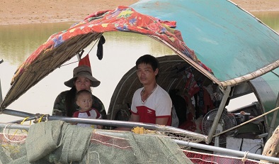 Gia đình anh Phạm Văn Hoàng bao năm vẫn lênh đênh trên chiếc thuyền chài cũ kỹ. Ảnh: ĐÔNG VĨNH