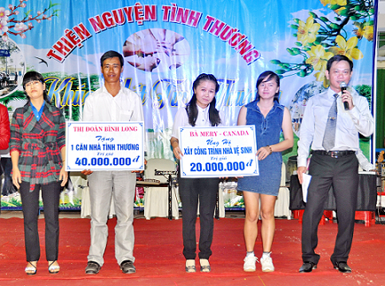 Đại diện trường Tiểu học Thanh Phú A nhận tiền ủng hộ của bà Mery sửa chữa nhà vệ sinh. 