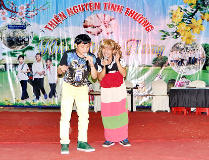 Danh hài Tấn Bo (trái) và Trí Sài Gòn trong tiết mục biểu diễn phục vụ chương trình. 