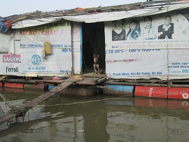  Cận cảnh một "nhà thuyền" trong ngôi làng dưới chân cầu Long Biên.  