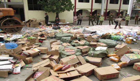 Lực lượng quản lý thị trường Nghệ An tổ chức tiêu hủy hàng lậu.