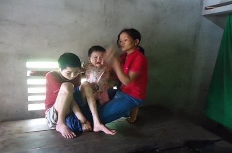 Hai mẹ con chị Nguyễn Thị Mỹ Loan và cháu Nguyễn Gia Phú hoàn toàn “vô cảm” về nhau. Ảnh: THIÊN ẤN