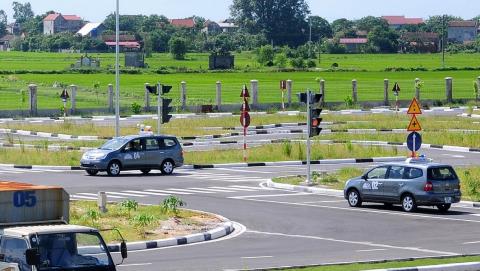 Vừa thi đỗ bằng lái xe có được điều khiển phương tiện ngay?