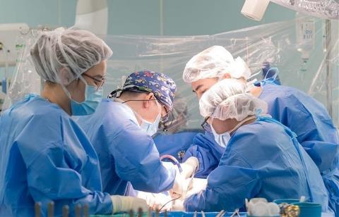 Lặng thầm áo trắng – Sáng mãi y đức Việt Nam