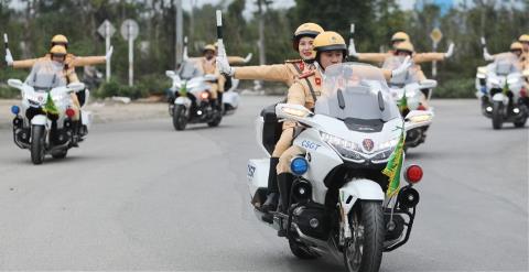 CSGT bố trí mô tô, ô tô dẫn đoàn hỗ trợ người dân về quê đón Tết