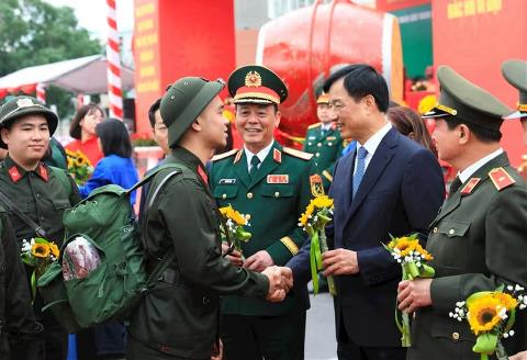 Sức trẻ tòng quân: Hàng nghìn thanh niên cả nước hăng hái lên đường nhập ngũ