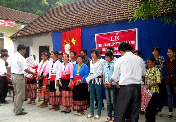 Ngày hội khai giảng lớp bổ túc THCS và xóa mù chữ ở Cao Vều, huyện Anh Sơn, tỉnh Nghệ An. Ảnh: QUANG DŨNG Ngày hội khai giảng lớp bổ túc THCS và xóa mù chữ ở Cao Vều, huyện Anh Sơn, tỉnh Nghệ An. Ảnh: QUANG DŨNG