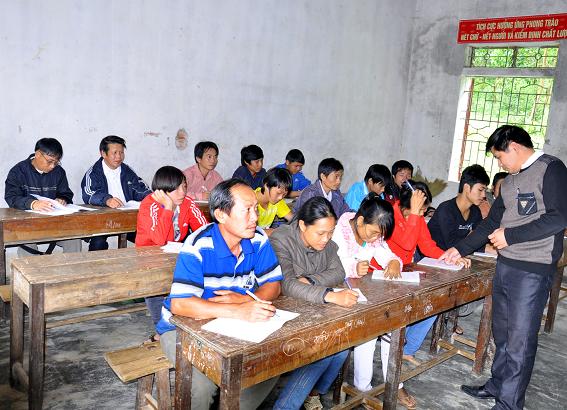 Từ phong trào Tiếng trống học bài gắn với các đột phá về của ngành giáo dục huyện nhà những năm qua, hiện nay Anh Sơn còn là điểm sáng làm tốt công tác bổ túc văn hóa THCS và xóa mù chữ. Ảnh: QUANG DŨNG Từ phong trào Tiếng trống học bài gắn với các đột phá về của ngành giáo dục huyện nhà những năm qua, hiện nay Anh Sơn còn là điểm sáng làm tốt công tác bổ túc văn hóa THCS và xóa mù chữ. Ảnh: QUANG DŨNG