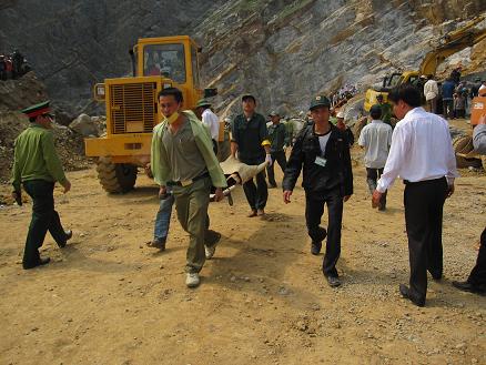 Tai hoạ ập đến, nỗi đau dưới chân núi Lèn Cờ khiến nhiều người xót xa. Ảnh: PHẠM CÔNG THẮNG Tai hoạ ập đến, nỗi đau dưới chân núi Lèn Cờ khiến nhiều người xót xa. Ảnh: PHẠM CÔNG THẮNG